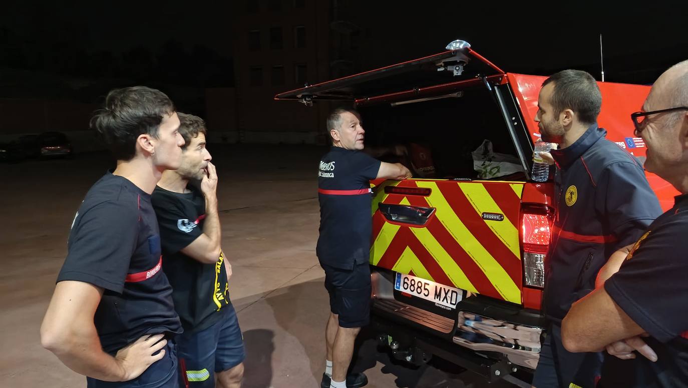 Los cuatro efectivos que se han movilizado hasta El Bierzo, preparando su salida en la noche de este martes.