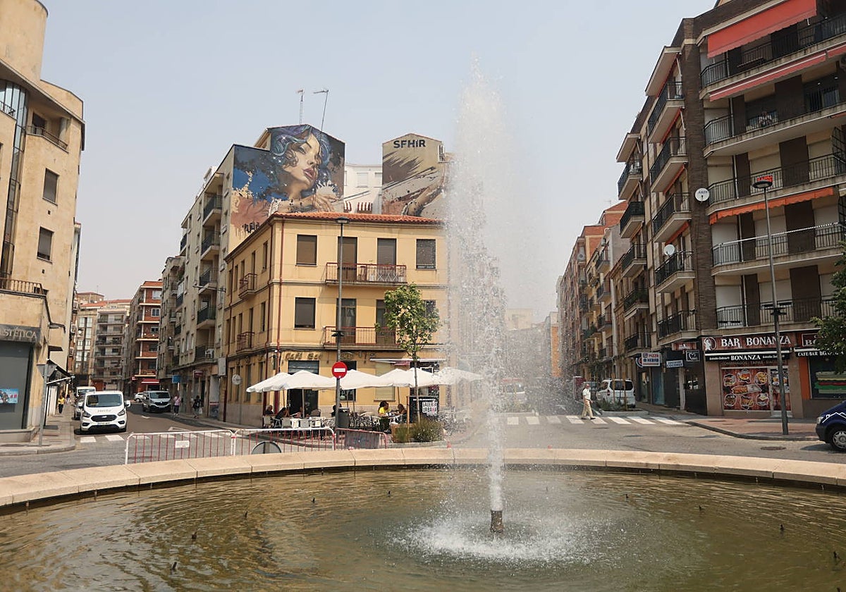 Imagen de la plaza del Oeste, centro neurálgico del barrio, desde la que se pueden ver algunas de sus pinturas en las fachadas.