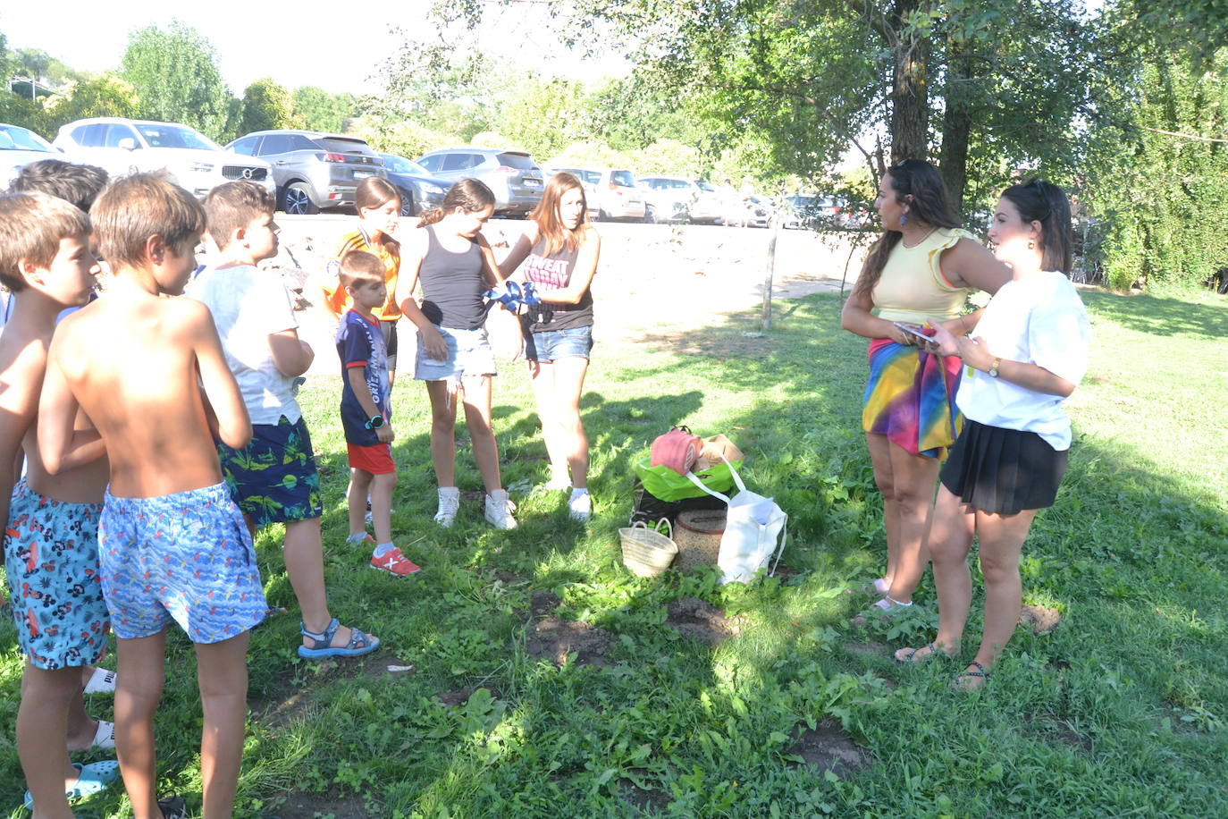 Los jóvenes disfrutan de juegos para concienciarse del respeto a la naturaleza