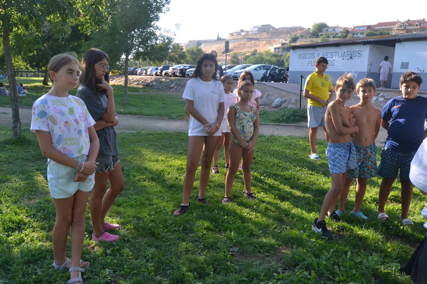 Los jóvenes disfrutan de juegos para concienciarse del respeto a la naturaleza
