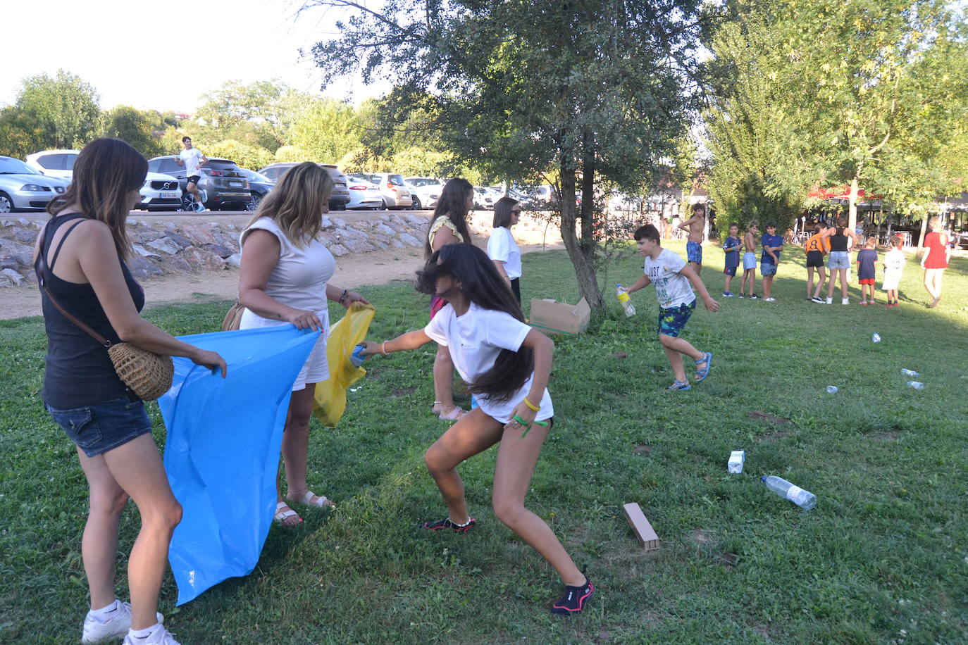 Los jóvenes disfrutan de juegos para concienciarse del respeto a la naturaleza