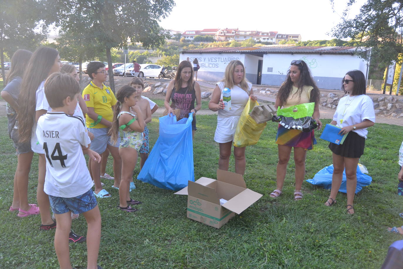 Los jóvenes disfrutan de juegos para concienciarse del respeto a la naturaleza
