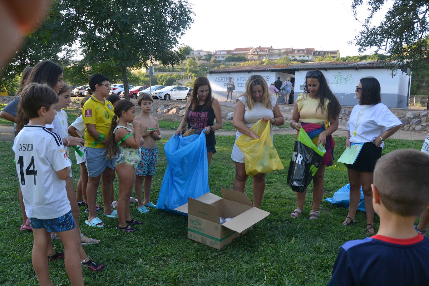 Los jóvenes disfrutan de juegos para concienciarse del respeto a la naturaleza