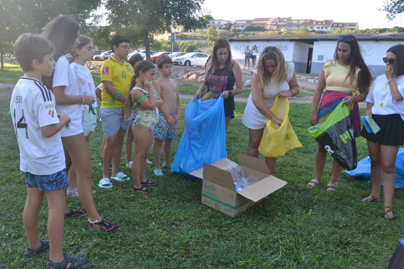 Los jóvenes disfrutan de juegos para concienciarse del respeto a la naturaleza