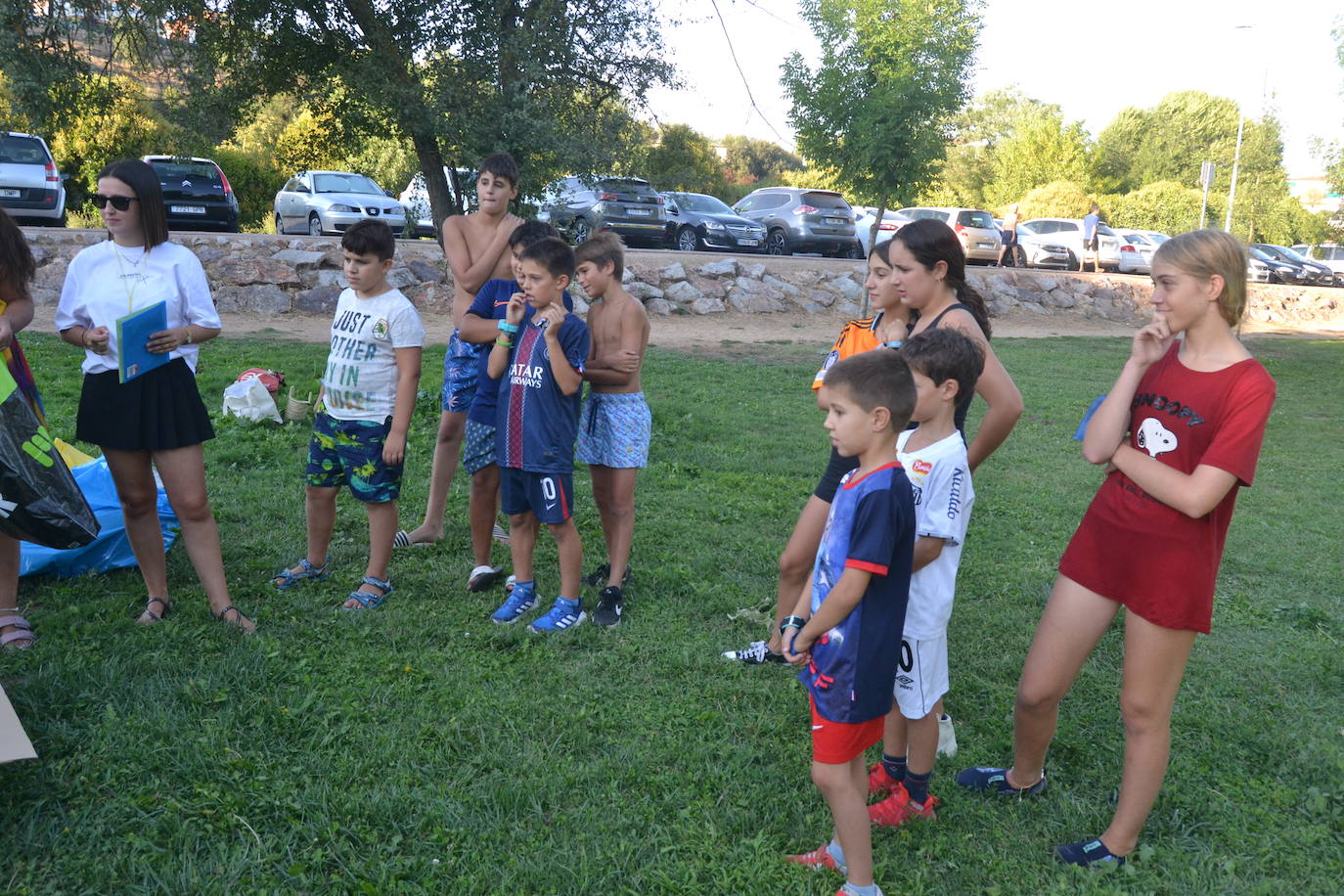 Los jóvenes disfrutan de juegos para concienciarse del respeto a la naturaleza