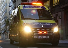 Imagen de una ambulancia de servicio.