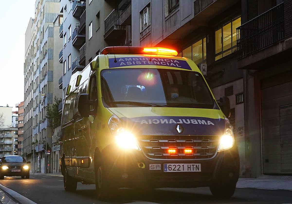 Imagen de una ambulancia de servicio.