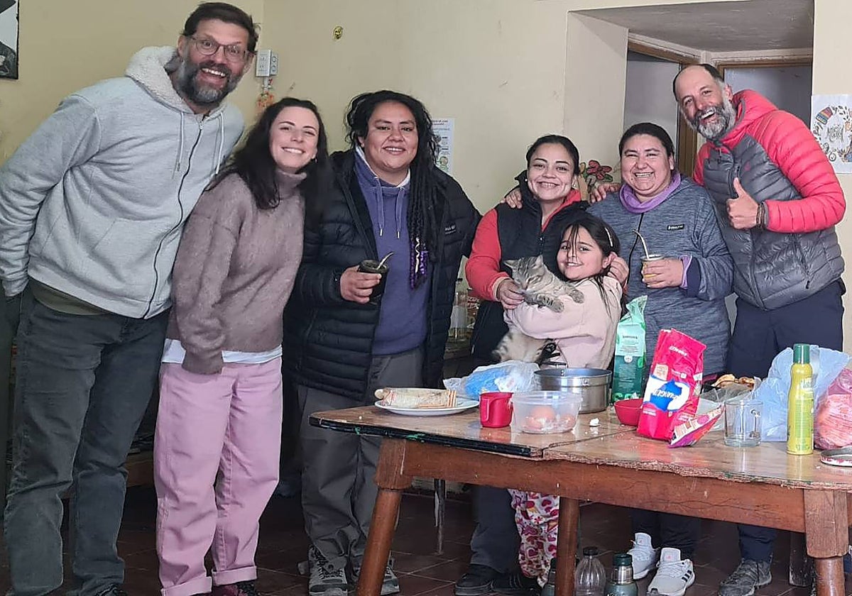 Óscar García (a la derecha), junto a algunos de los integrantes de la cooperativa de trabajo 'Martina Chapanay', en Encón.