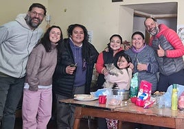 Óscar García (a la derecha), junto a algunos de los integrantes de la cooperativa de trabajo 'Martina Chapanay', en Encón.