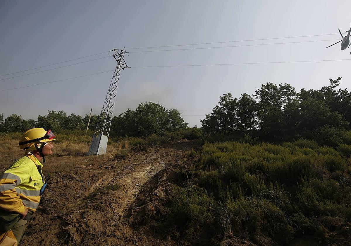 Un helicóptero bombardero, durante la tareas de extinción de uno de los incendios declarados en la Comunidad.