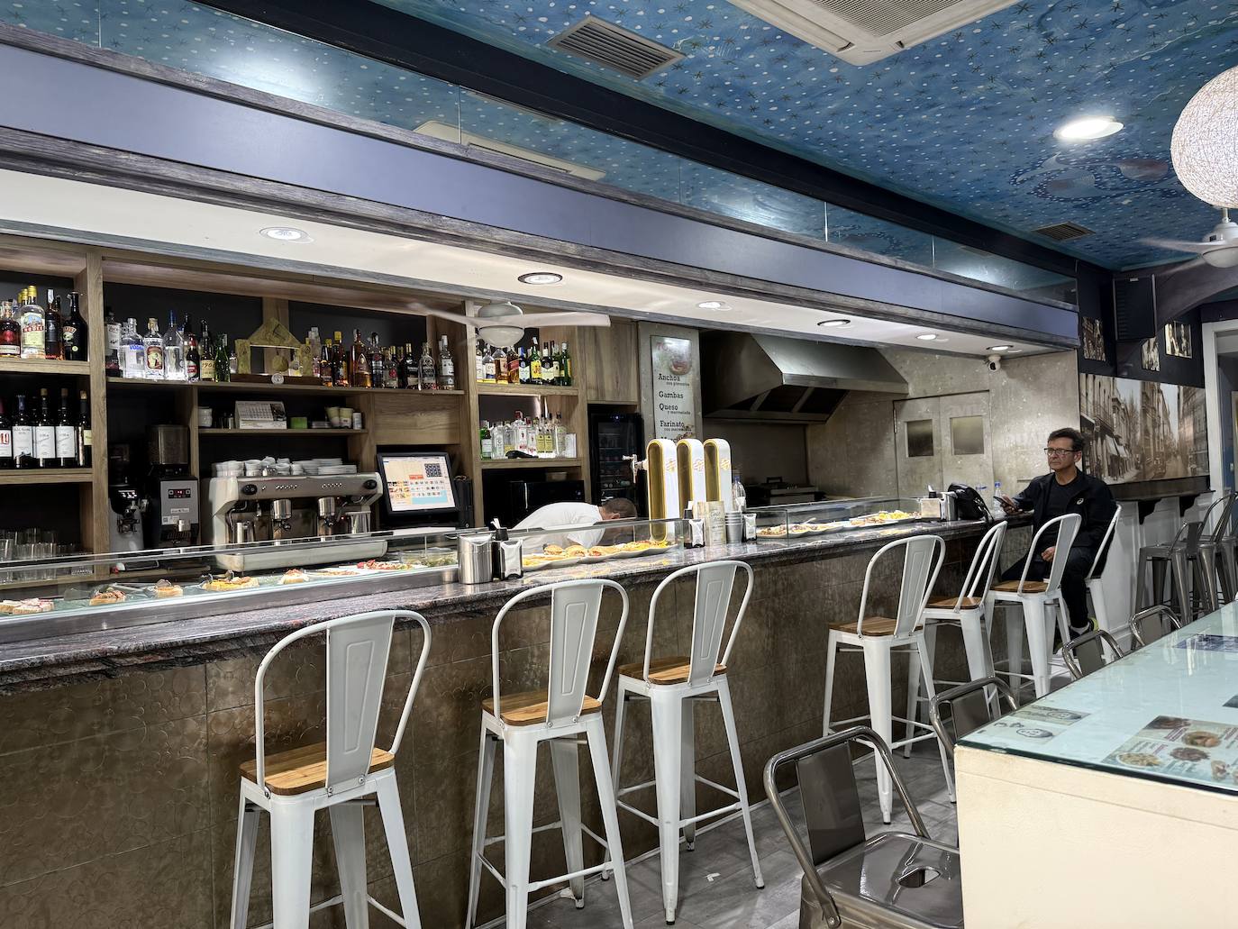 Imagen secundaria 1 - El bar de barrio con legado familiar que todo el mundo conoce: «Hay que estar a la altura de lo que nos dejaron nuestros padres»