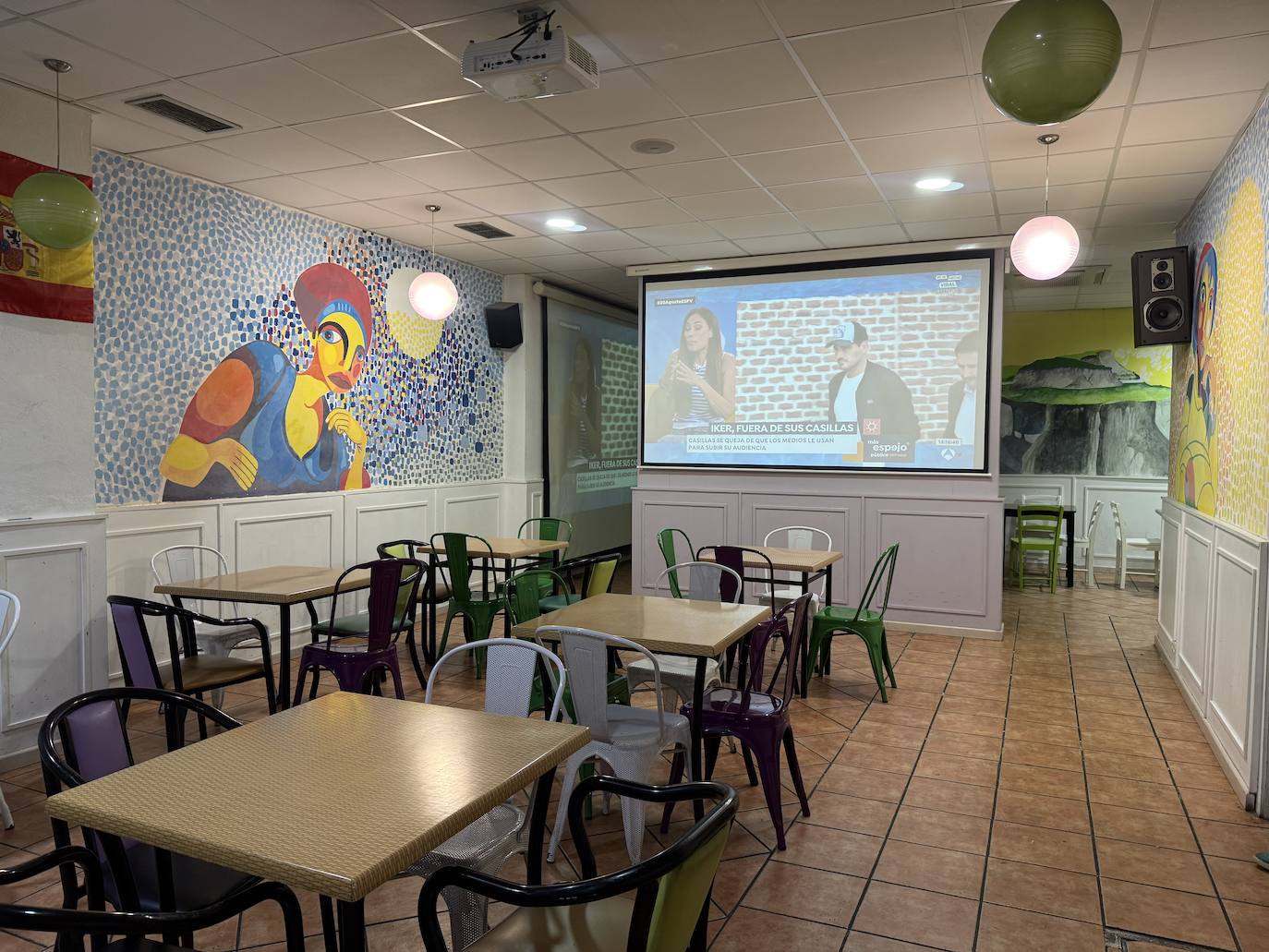 Imagen secundaria 2 - El bar de barrio con legado familiar que todo el mundo conoce: «Hay que estar a la altura de lo que nos dejaron nuestros padres»