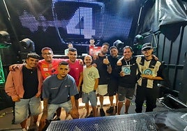 Djs participantes en el concurso, junto al concejal de Festejos, Pedro José Pérez.