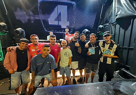 Djs participantes en el concurso, junto al concejal de Festejos, Pedro José Pérez.