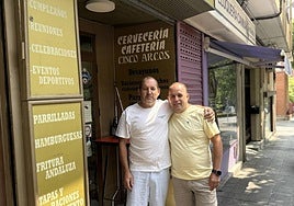 Cristóbal y Óscar Gangoso, en la puerta de su cafetería.