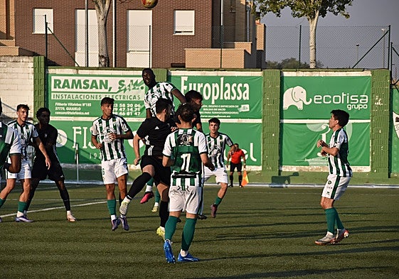 Imagen del duelo entre el Guijuelo y la UP Plasencia.