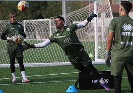 Marco Coronas, en el entrenamiento de este martes en el anexo al Reina Sofía.