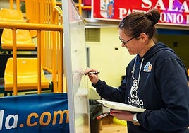 La entrenadora del Perfumerías Avenida, Anna Montañana.