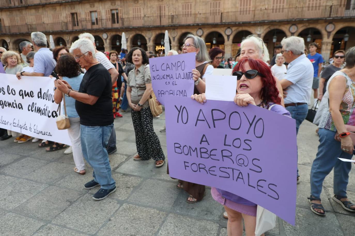 Podemos Salamanca exige explicaciones a la Junta por la gestión de los incendios con una concentración en la Plaza Mayor