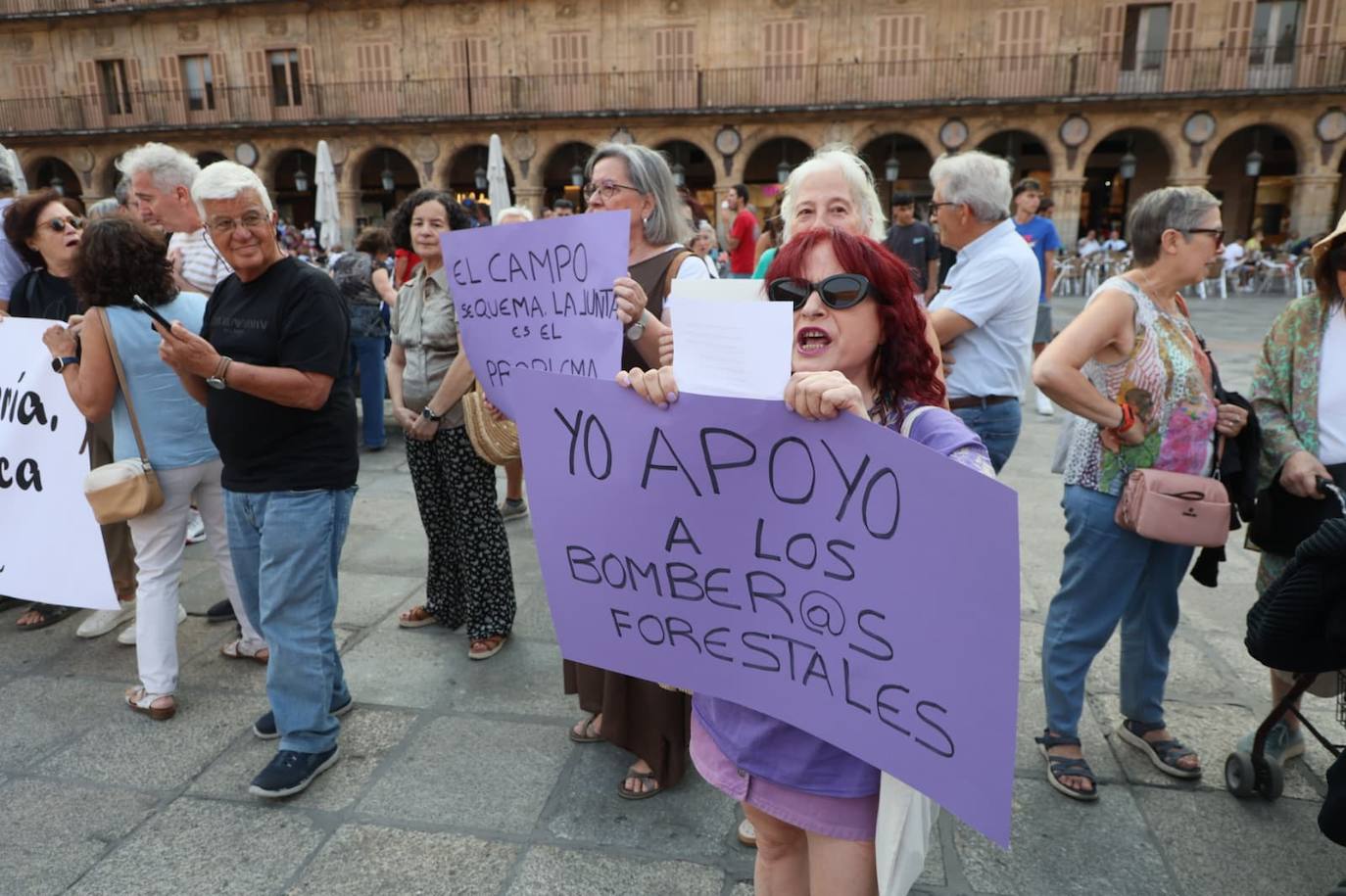 Podemos Salamanca exige explicaciones a la Junta por la gestión de los incendios con una concentración en la Plaza Mayor
