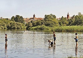 Bañistas, en las playas de La Dehesa de Alba de Tormes, donde el río es poco profundo.