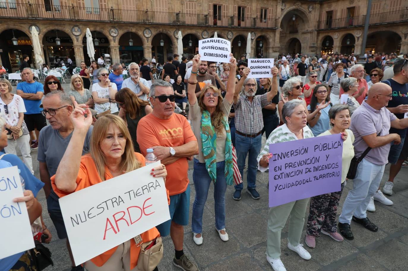 Podemos Salamanca exige explicaciones a la Junta por la gestión de los incendios con una concentración en la Plaza Mayor