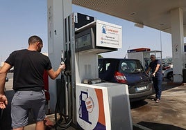 Varios conductores repostan carburante en una gasolinera de la ciudad este verano.