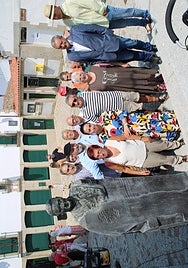 Familiares, autoridades, amigos y vecinos, junto al busto de Javier Álvarez.
