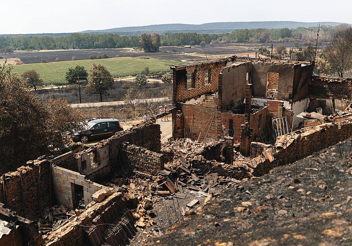 Una vivienda de Castrocalbón, destruida por los incendios.