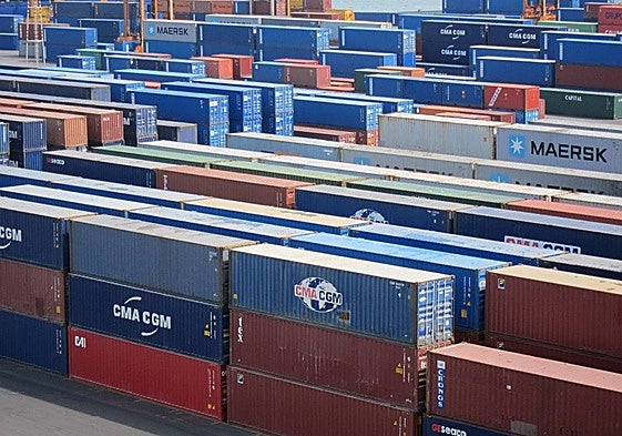 Decenas de contenedores con mercancía lista para exportar.
