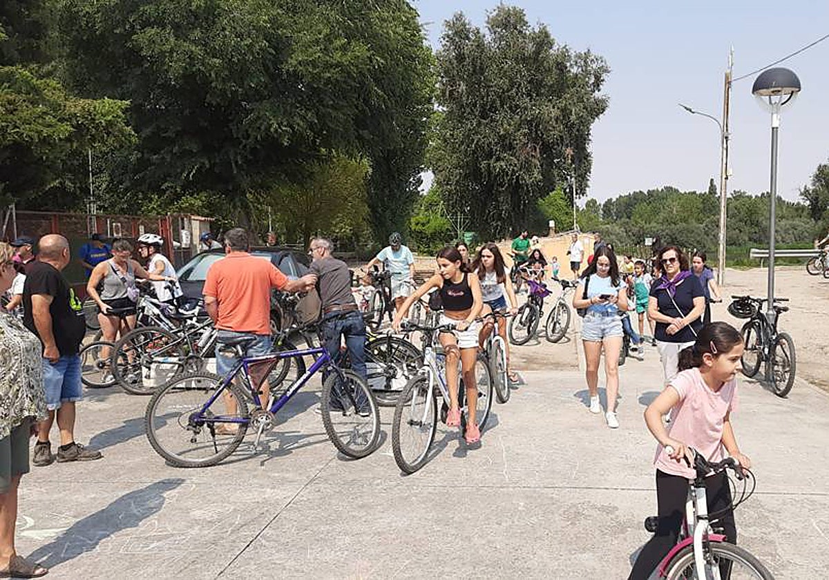 Participantes en la vuelta cicloturista.