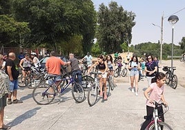 Participantes en la vuelta cicloturista.