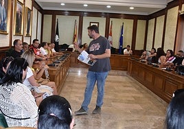 El alcalde, Antonio Cámara, ha repartido esta tarde de viernes los programas de fiestas entre los peñistas asistentes a la reunión en el salón de plenos del Ayuntamiento de Béjar.