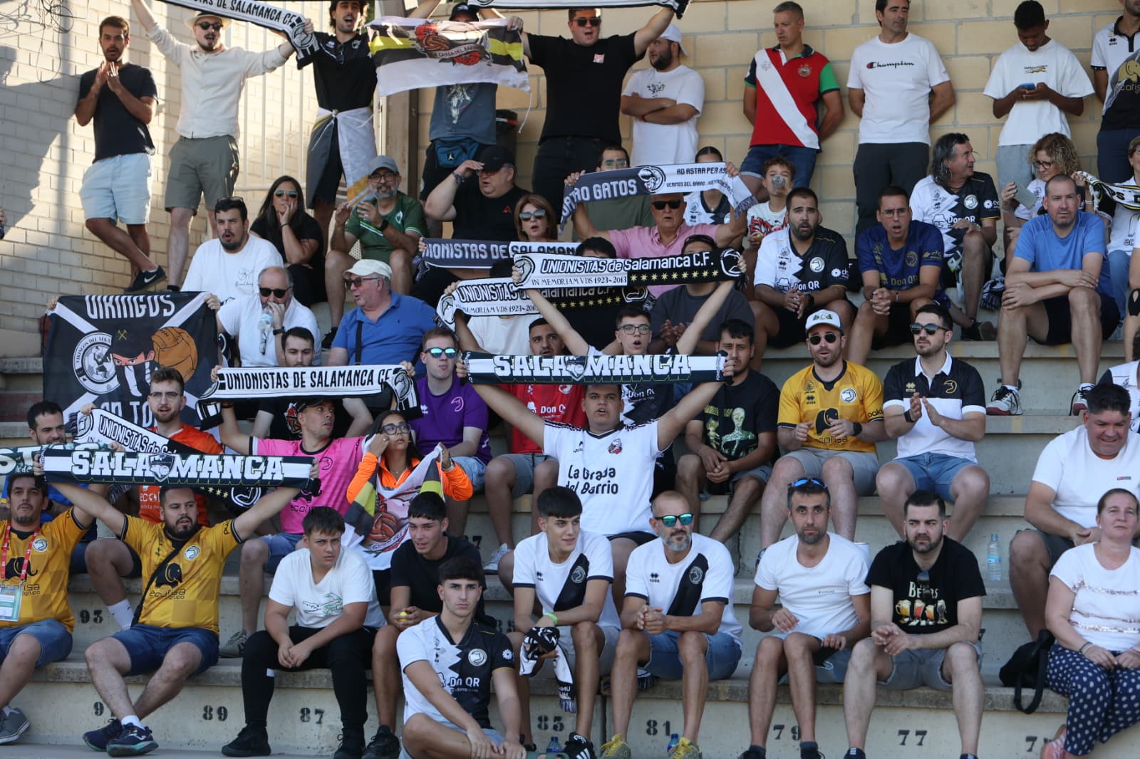 Gran ambiente en Las Pistas: búscate en la grada