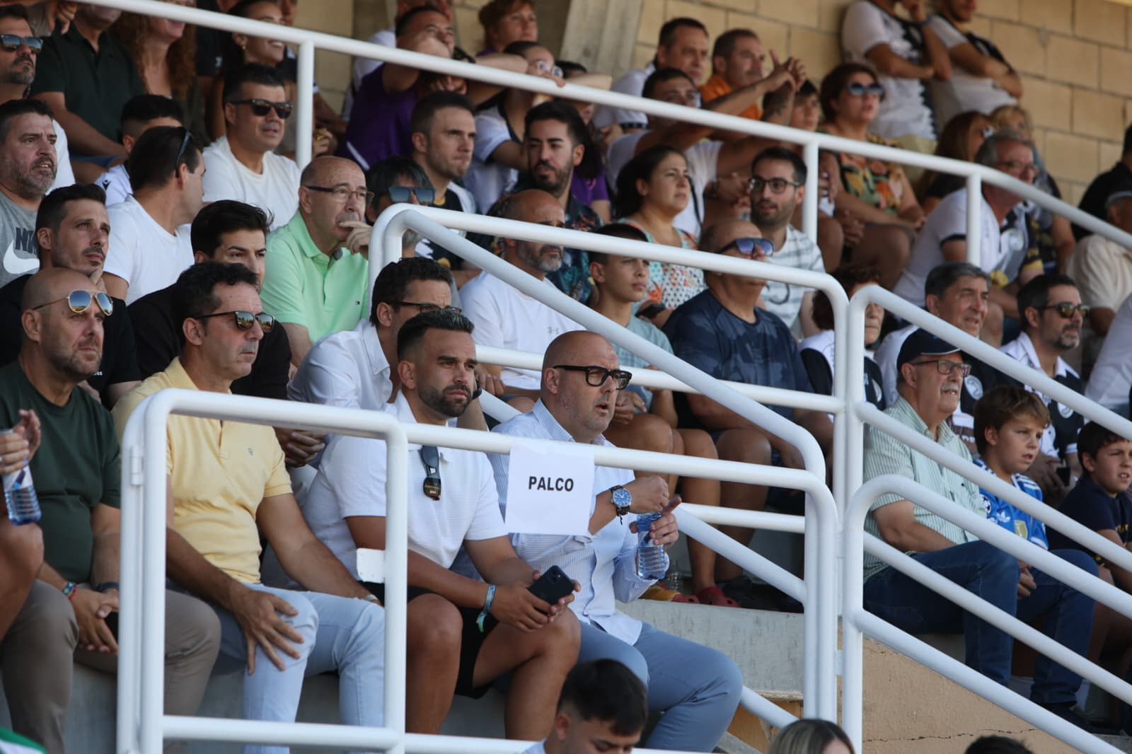 Gran ambiente en Las Pistas: búscate en la grada