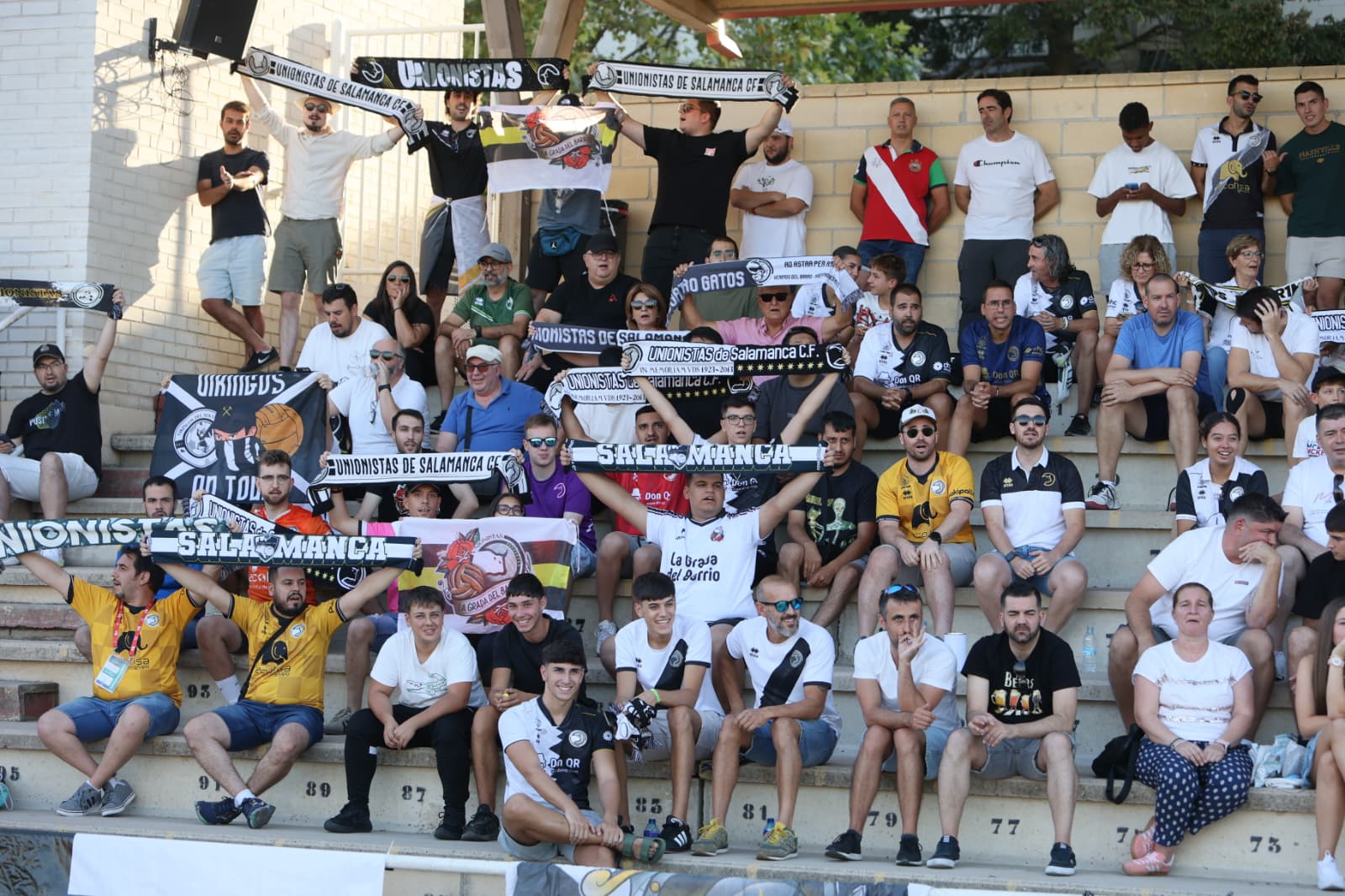 Gran ambiente en Las Pistas: búscate en la grada