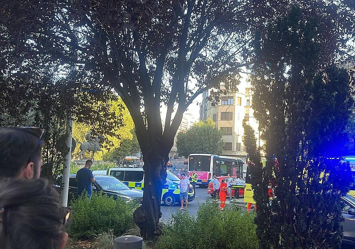 Una ambulancia del Sacyl, atendiendo al herido.