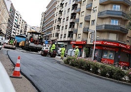 Trabajos de asfaltado en el paseo de Canalejas.