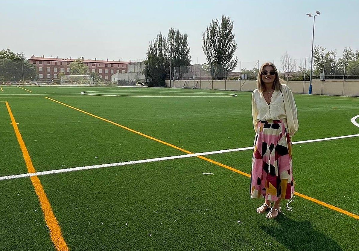 Almudena Parres, en el nuevo césped artificial del Rosa Colorado.