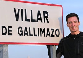 Mario García Romo, junto al cartel de entrada a Villar de Gallimazo en una imagen de archivo.