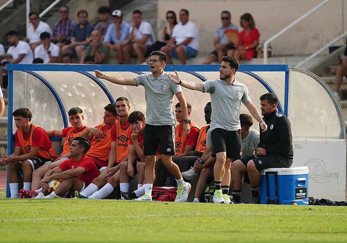 Jorge García, junto a Álvaro Boyero, dando instrucciones a sus jugadores durante el partido contra el Santa Marta.
