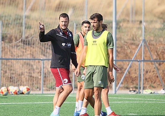 El entrenador de Unionistas, Oriol Riera, se dirige a sus futbolistas.