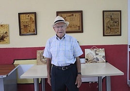 Fidel Garduño durante la inauguración de la exposición con sus obras.