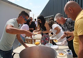 El reparto de las patatas a la rioja en la localidad de Martinamor
