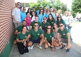 Una de las peñas de la localidad en la cola del reparto de la paella