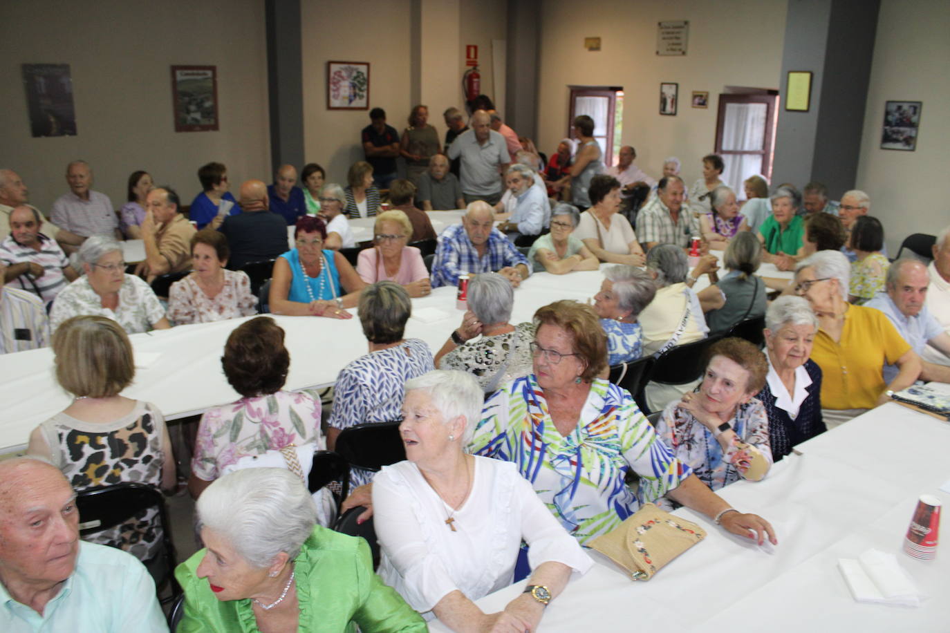 Los mayores de Candelario disfrutan de un animado día de encuentro y homenajes
