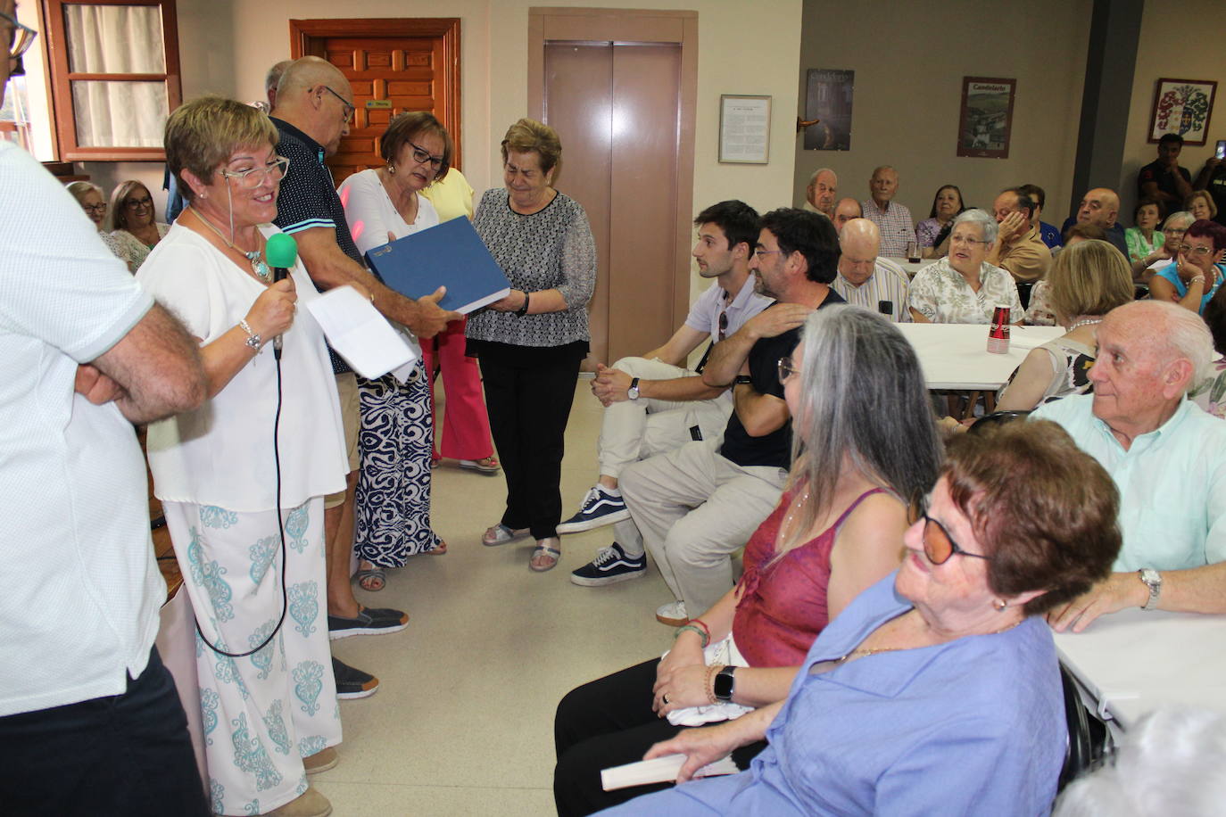 Los mayores de Candelario disfrutan de un animado día de encuentro y homenajes