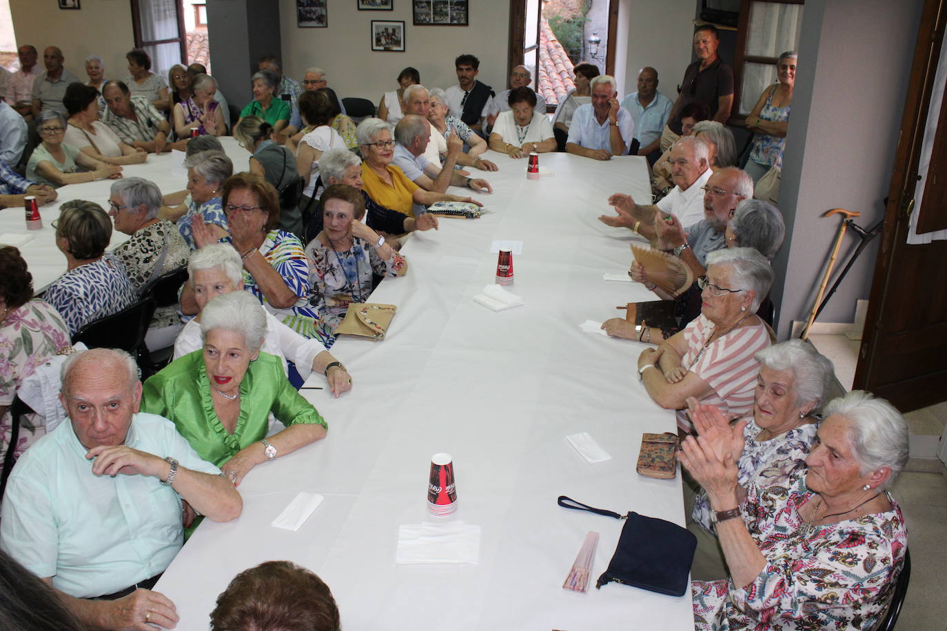 Los mayores de Candelario disfrutan de un animado día de encuentro y homenajes
