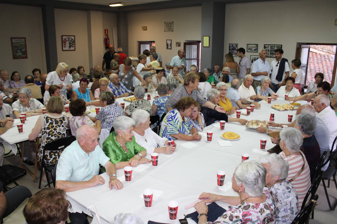 Los mayores de Candelario disfrutan de un animado día de encuentro y homenajes