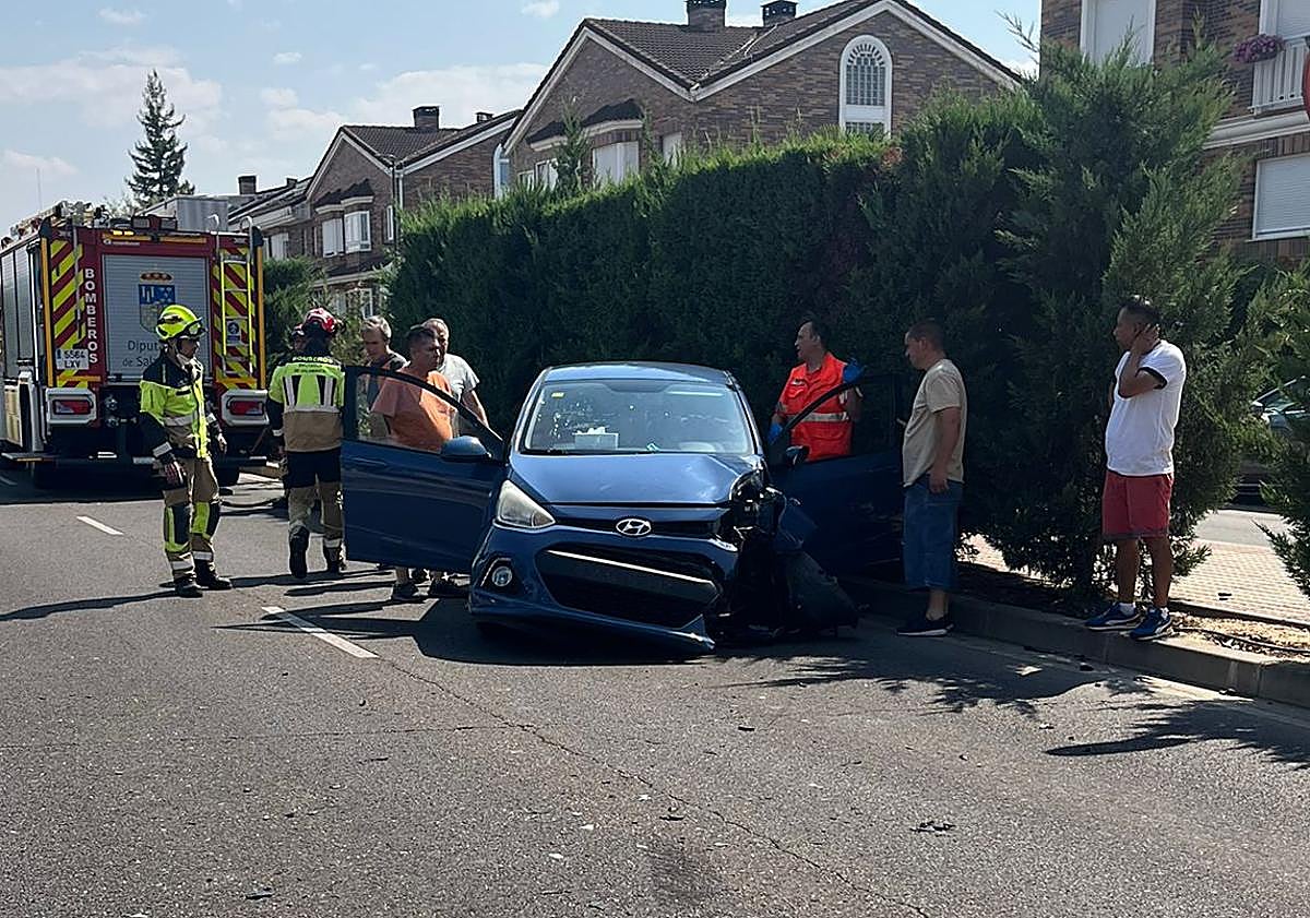 Imagen principal - Herida una mujer tras salirse de la vía y estrellarse contra una farola en Santa Marta